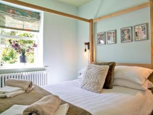 a bed in a room with a window and a bed sidx sidx sidx at 2 Bed in Bakewell oc-90406 in Bakewell +27 photos