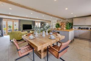 a kitchen and dining room with a wooden table and chairs at 1 Bed in Richmond oc-93264 in Richmond