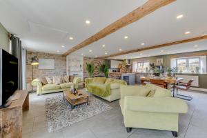 a living room with yellow couches and a table at 1 Bed in Richmond oc-93264 in Richmond