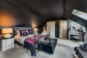 a bedroom with a bed and a chair and a desk at 1 Bed in Richmond oc-93264 in Richmond