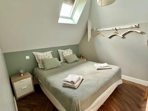 a bedroom with a bed with towels on it at Le Bristol - Gîtes Canal & Chenier, proche gare in Carcassonne