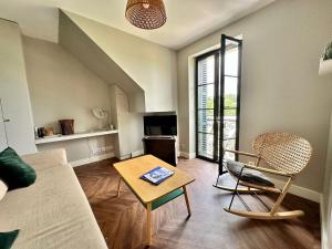 a living room with a couch and a table at Le Bristol - Gîtes Canal & Chenier, proche gare in Carcassonne