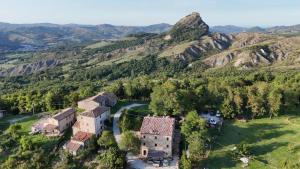 an aerial view of an old house in the mountains at Bed and Breakfast Ballallaluna in Maiolo