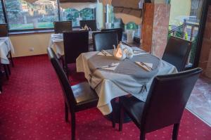 Un restaurante o sitio para comer en Hotel Rypsówka