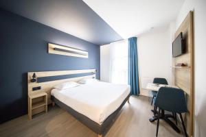 a bedroom with a bed and a desk and a chair at City Résidence Nancy in Nancy