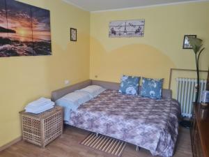 a small bedroom with a bed and a table at Appartamento Cascate delle Marmore in Le Marmore