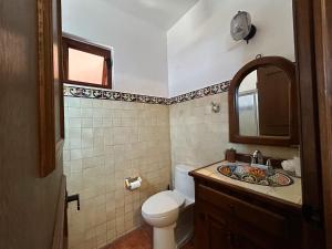 a bathroom with a toilet and a sink at Hacienda Casa Grande, suite esmeralda in Guadalajara