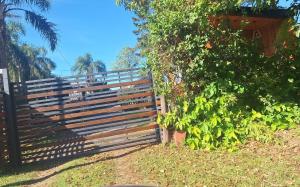 a wooden fence in front of a tree at Cabaña Tu Refugio in Paraná