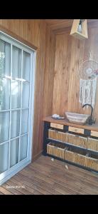 a room with a wooden wall with a window at Cabaña Tu Refugio in Paraná