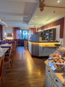 ein Restaurant mit Cafeteria, Tischen und Stühlen in der Unterkunft Hotel Sommerer - Hike & Bike in Saalbach, Joker Card inkl in Saalbach-Hinterglemm