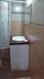 a bathroom with a sink and a mirror at Departamento Rincon de Paz in Colón