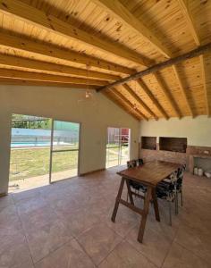 a dining room with a wooden table in a room at Departamento Rincon de Paz in Colón