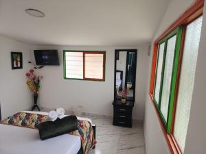 a living room with a couch and a mirror at Alojamiento el jardin in Filandia