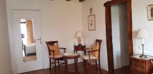 a room with chairs and a table and a mirror at BIDACHUNA in Saint-Pée-sur-Nivelle +41 photos