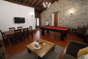 a living room with a pool table and a dining room at Casa da Pipela in Santo André