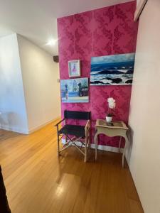 a room with a bench and a painting on the wall at Sagasta Centro in Logroño