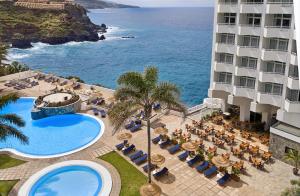 Luftaufnahme eines Hotels mit Pool und Meer in der Unterkunft Precise Resort Tenerife in Puerto de la Cruz