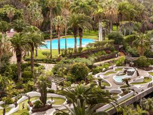 Luftaufnahme eines Resorts mit Pool und Palmen in der Unterkunft Precise Resort Tenerife in Puerto de la Cruz + 62 Fotos