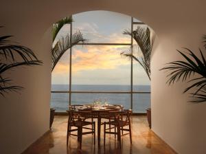 ein Esszimmer mit einem Tisch und Meerblick in der Unterkunft Precise Resort Tenerife in Puerto de la Cruz