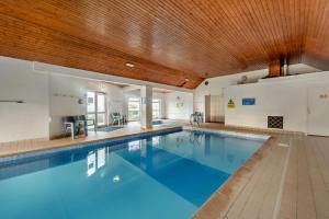 a large swimming pool with a wooden ceiling at 1 Bed in Putsborough oc-b28792 in Croyde