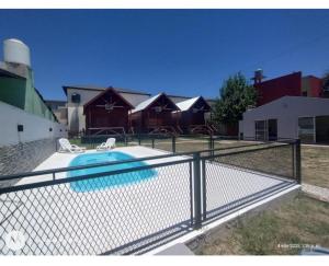 a fence with a pool in front of a house at Departamento Rincon de Paz in Colón
