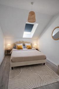 a bedroom with a large bed with a skylight at Maison spacieuse 8 pers 4 ch A31 EV in Rolampont