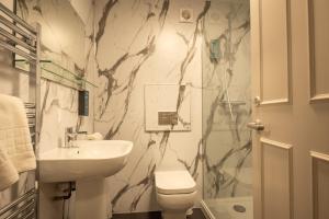 ein Badezimmer mit Waschbecken, Toilette und Dusche in der Unterkunft George Hotel in Hexham + 78 Fotos