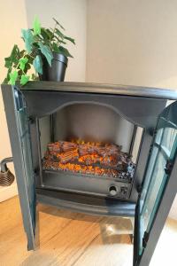 a grill with some food inside of it at L'Amaryllis, suite romantique Jacuzzi et Parking in Cintegabelle