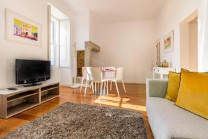 a living room with a couch and a tv at São Mamede Downtown Apartment in Lisbon