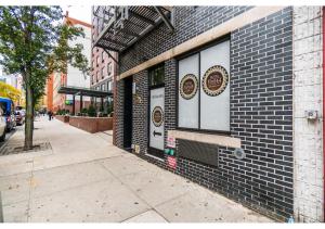 un bâtiment en briques avec des panneaux sur le côté dans l'établissement Hotel Five44, à New York