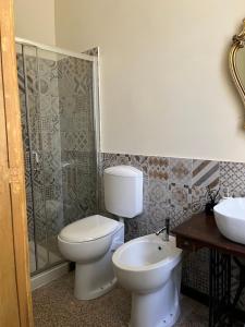 a bathroom with a toilet and a sink at Villa Guelpa in Lessona