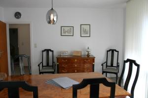 a dining room with a table and chairs and a dresser at Ruhiges Apartment am Stadtrand in Kevelaer