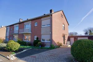 a brick apartment building with a driveway in front of it at Ruhiges Apartment am Stadtrand in Kevelaer