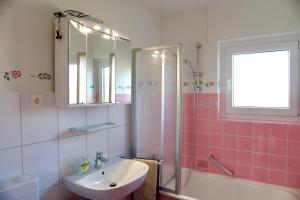 a bathroom with a sink and a shower and a tub at Ruhiges Apartment am Stadtrand in Kevelaer +52 photos