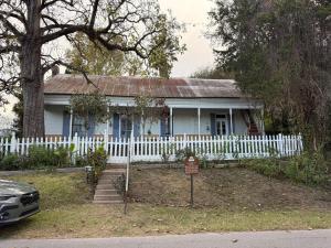a white house with a white picket fence at The Courtableau Cottage in Washington