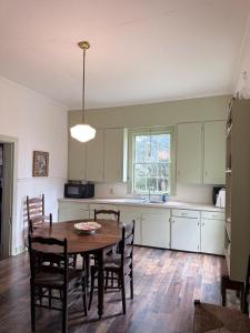 a kitchen with a table and chairs in a room at The Courtableau Cottage in Washington