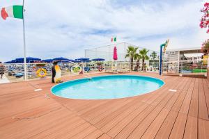 een zwembad op het dek van een cruiseschip bij Hotel San Marino in Riccione