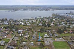 an aerial view of a residential estate next to the water at Vrijstaande bungalow met grote privé tuin dichtbij Veerse meer in Kortgene