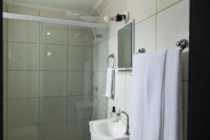 a bathroom with a shower and a toilet and a sink at Quitinete Moderna Centro Loft Studio Inteligente 5 in Presidente Prudente +54 photos
