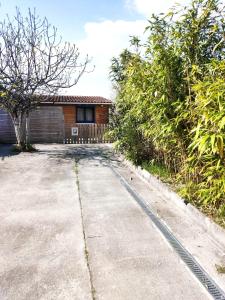 a driveway with a house in the background at L'instant voyageur in Virsac +2 photos