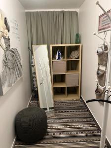 a dressing room with a shelf and a ottoman at Ferienwohnung am Weinberg in Flonheim