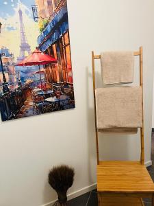 a towel rack with a picture of a restaurant at Ferienwohnung am Weinberg in Flonheim