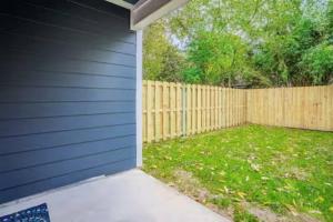 a backyard with a fence and a yard at Freetown Blueplex Downtown Lafayette in Lafayette