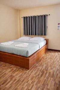a large bed in a room with a window at อ่าวนางอิงผารีสอร์ท Aingpha resort in Ao Nang 