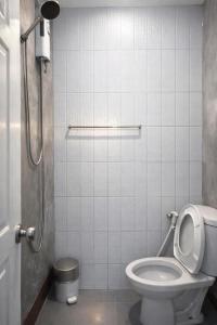 a small bathroom with a toilet and a shower at อ่าวนางอิงผารีสอร์ท Aingpha resort in Ao Nang 