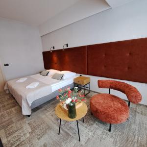 a hotel room with a bed and a table and chairs at Kraków Garden Hotel - Bezpłatny parking in Krakow