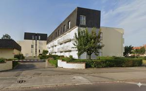 a building on the side of a street at Escale Berckoise Studio Cosy Proche des Phoques in Berck-sur-Mer