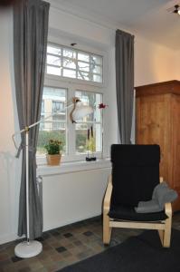 salon z krzesłem i oknem w obiekcie Appartement Hundackerweg w Essen