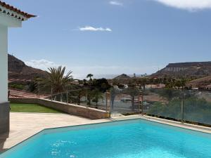 a swimming pool with a view of the mountains at Villa Sunset Tauro in Mogán