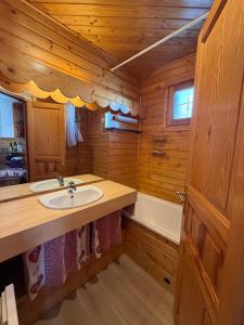 a bathroom with a sink and a bath tub at Duplex cosy jusqu'à 6 personnes- chalet des Pléiades - départ skis aux pieds en bordure de piste sans portage - au milieu des fleurs en été - l'autre duplex du chalet est également à nous in Risoul +36 photos
